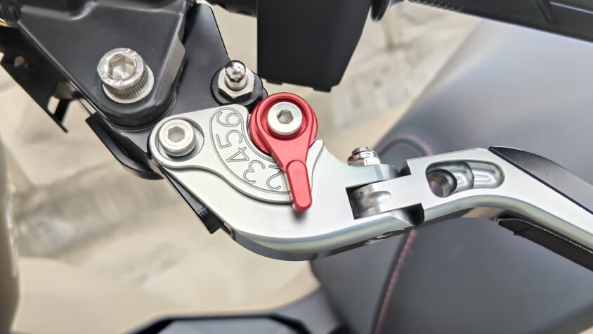 ADV160に取り付けたパーキングブレーキ付きブレーキレバーのアップ