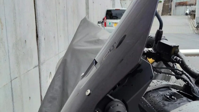 2回目に染めたスクリーンを付けたADV160を横から見たところ