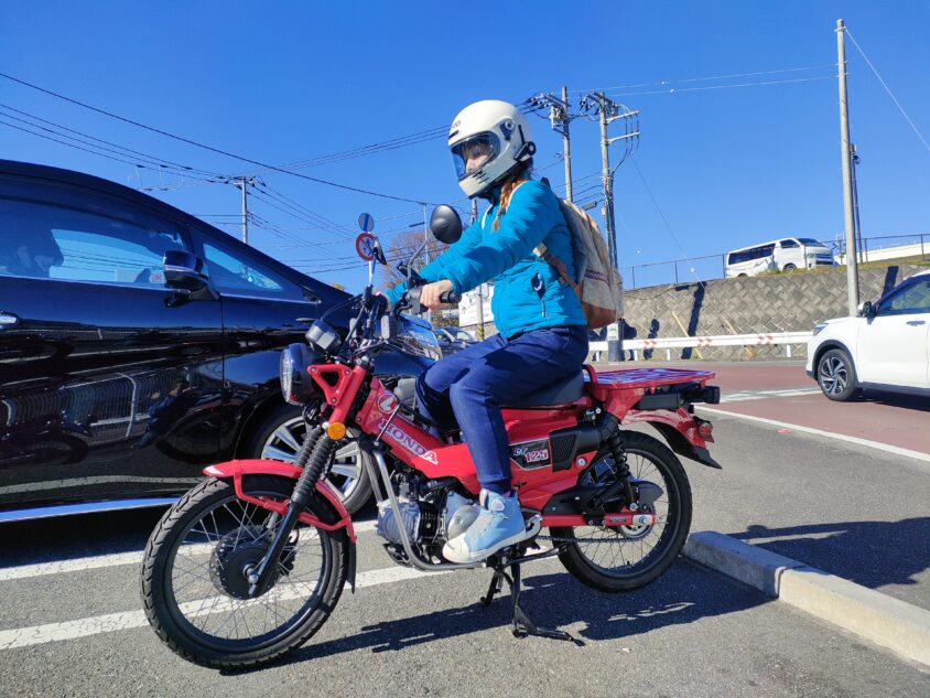 レンタルしたハンターカブCT125に乗るはーちゃん