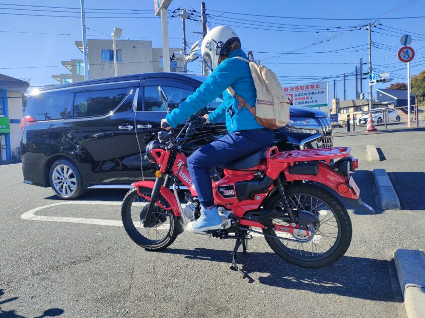 ハンターカブCT125で走り出すはーちゃん