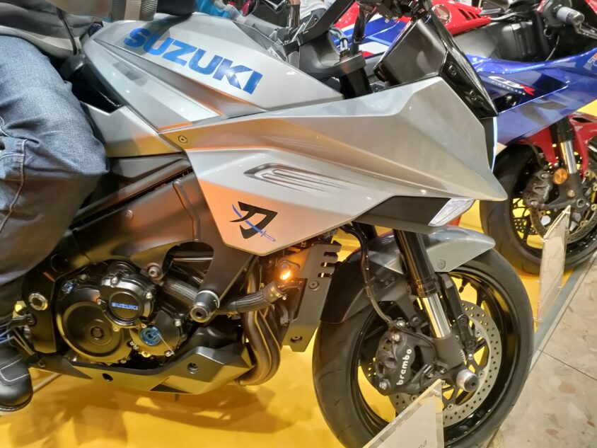 東京モーターサイクルショーで展示車のスズキ KATANAにまたがる来場者（2022年）