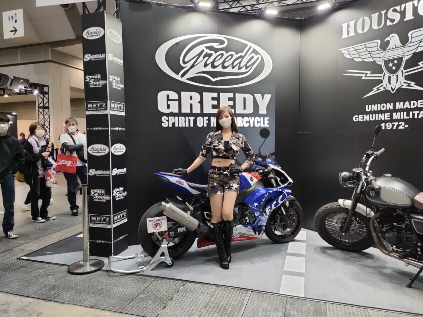 東京モーターサイクルショーのブースに立つイメージガール（2022年）