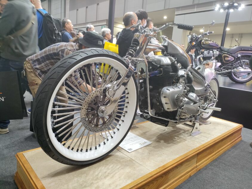 東京モーターサイクルショーのカスタムバイク展示に集まる来場者（2026年）