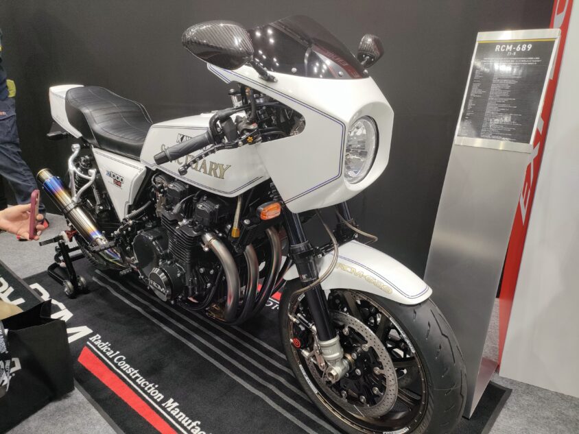 東京モーターサイクルショーに展示されたカフェレーサー風のカスタム車（2026年）