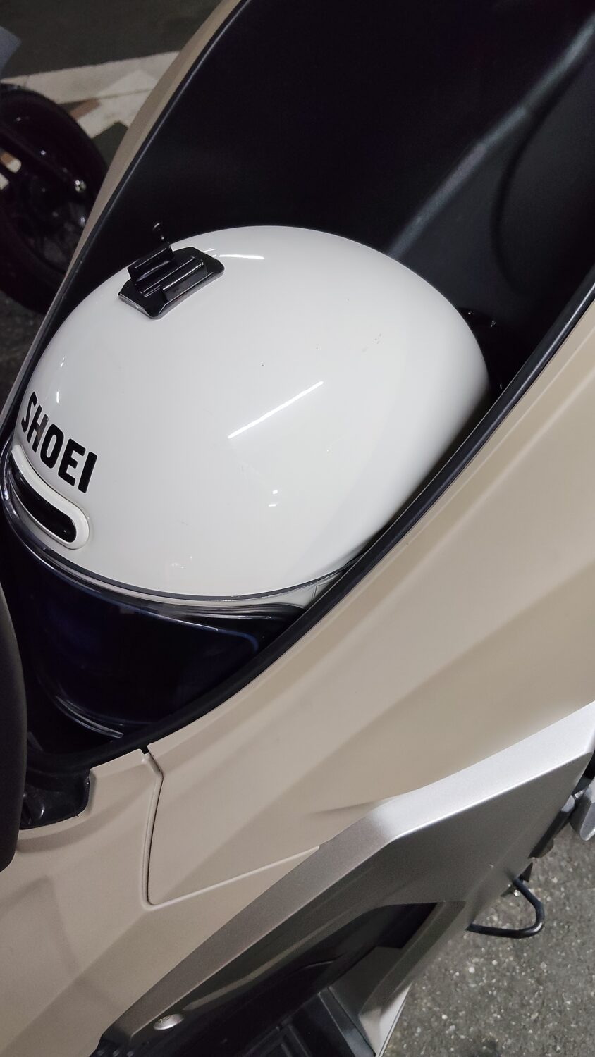 ADV160のメットインに入れたSHOEI Glamster（横から）