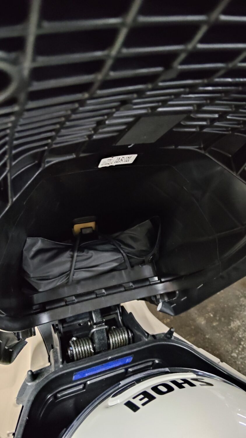 ADV160のシート裏に固定した工具や雑巾のポーチ