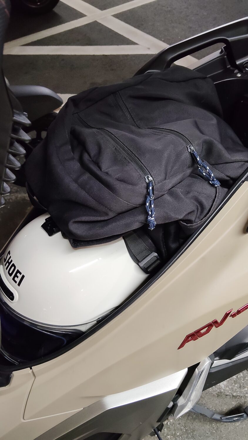 ADV160のメットインにリュックとヘルメットを一緒に入れたところ