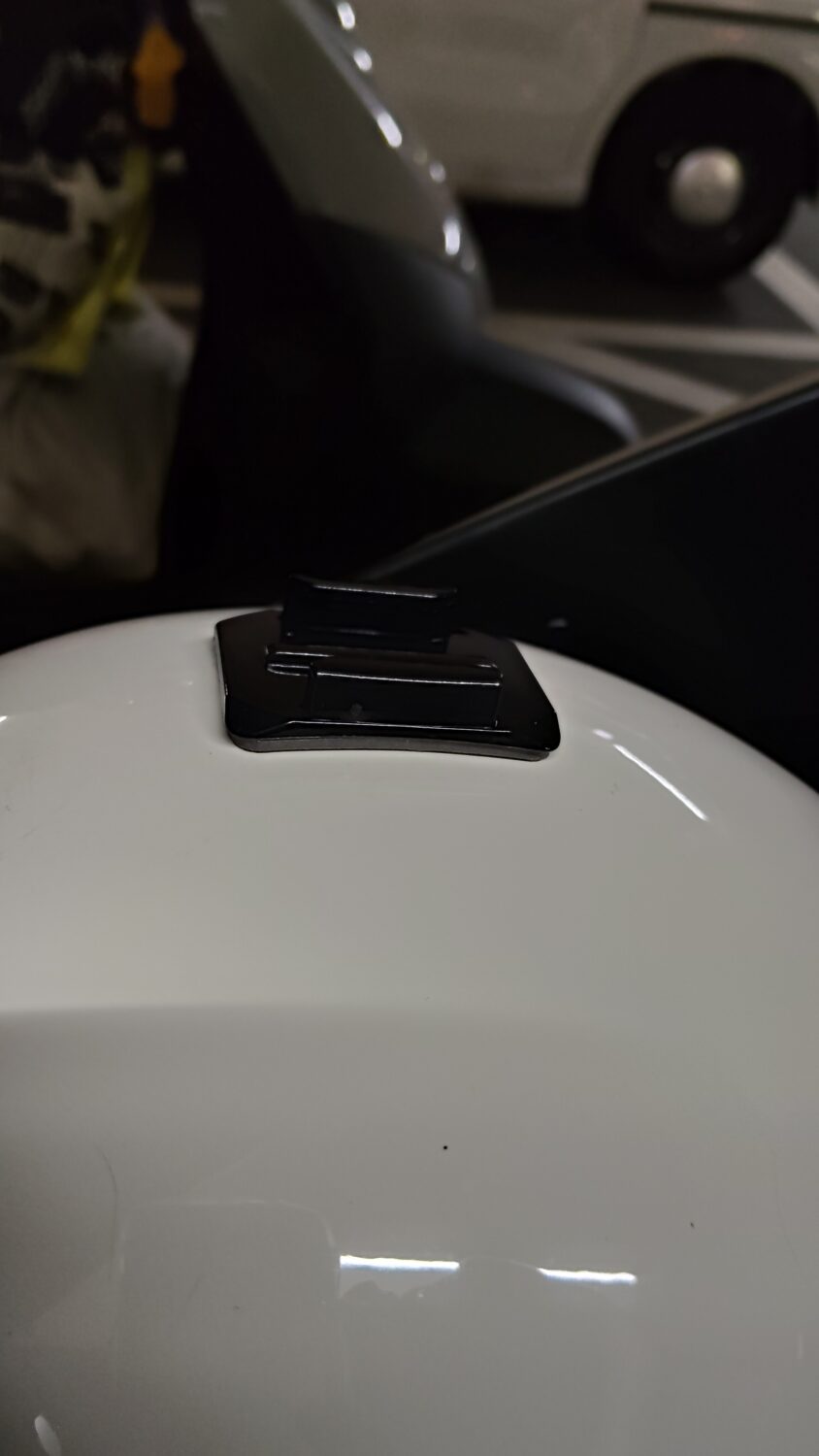 ヘルメットのてっぺんに貼ったアクションカメラ用マウントの台座