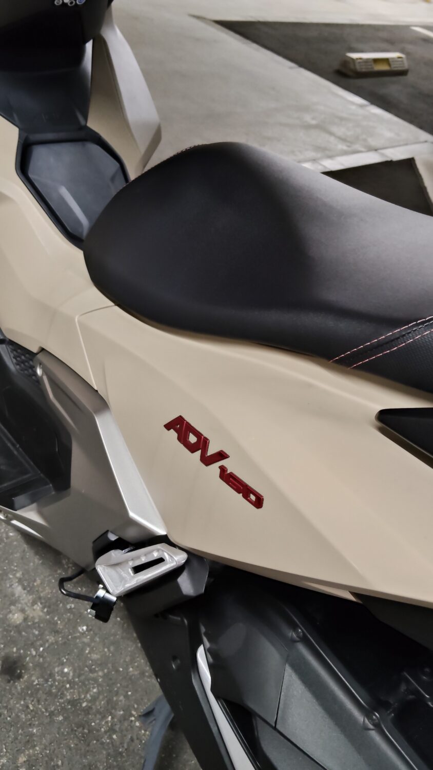 シートを閉めたADV160 ヘルメットは外から見えない