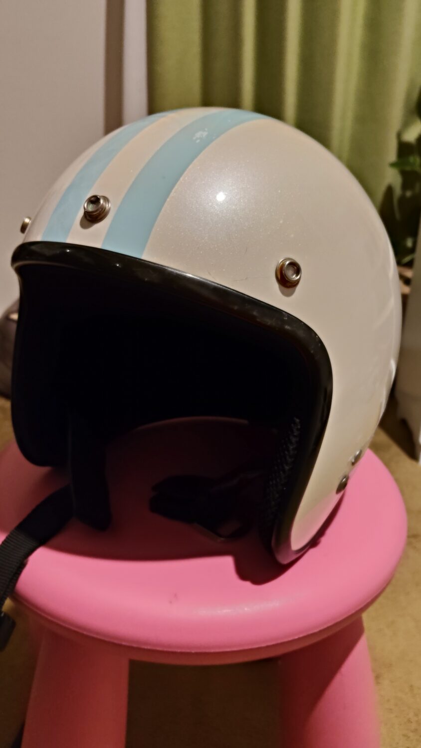 シールドなしのシンプルなジェットヘルメット