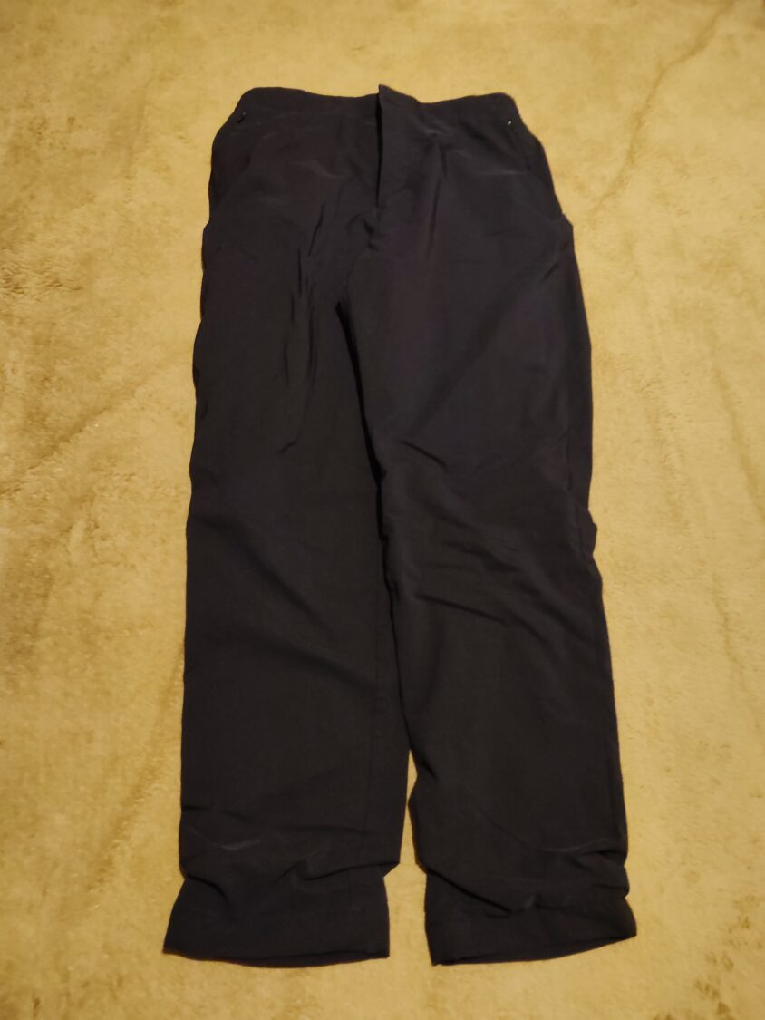 裏がフリースになった黒の冬用パンツ