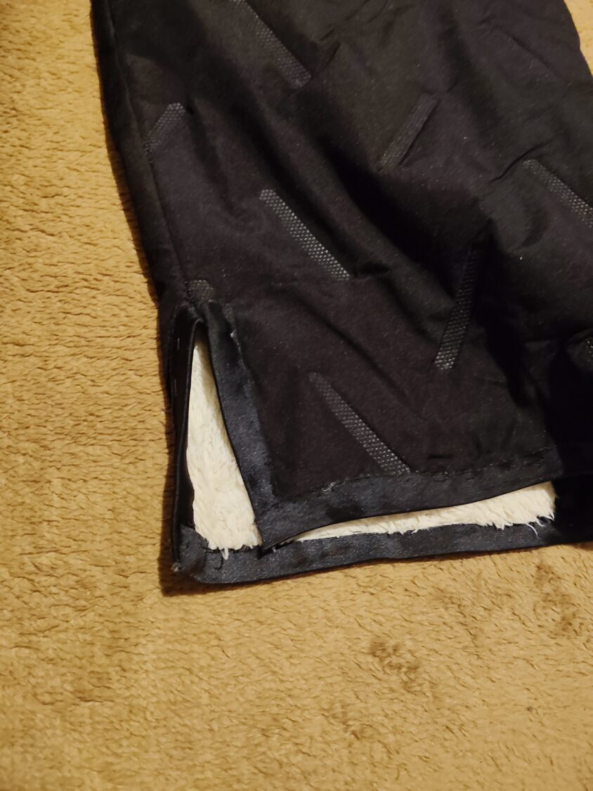 ブーツにかぶせられるよう自分で加工した防寒パンツの裾