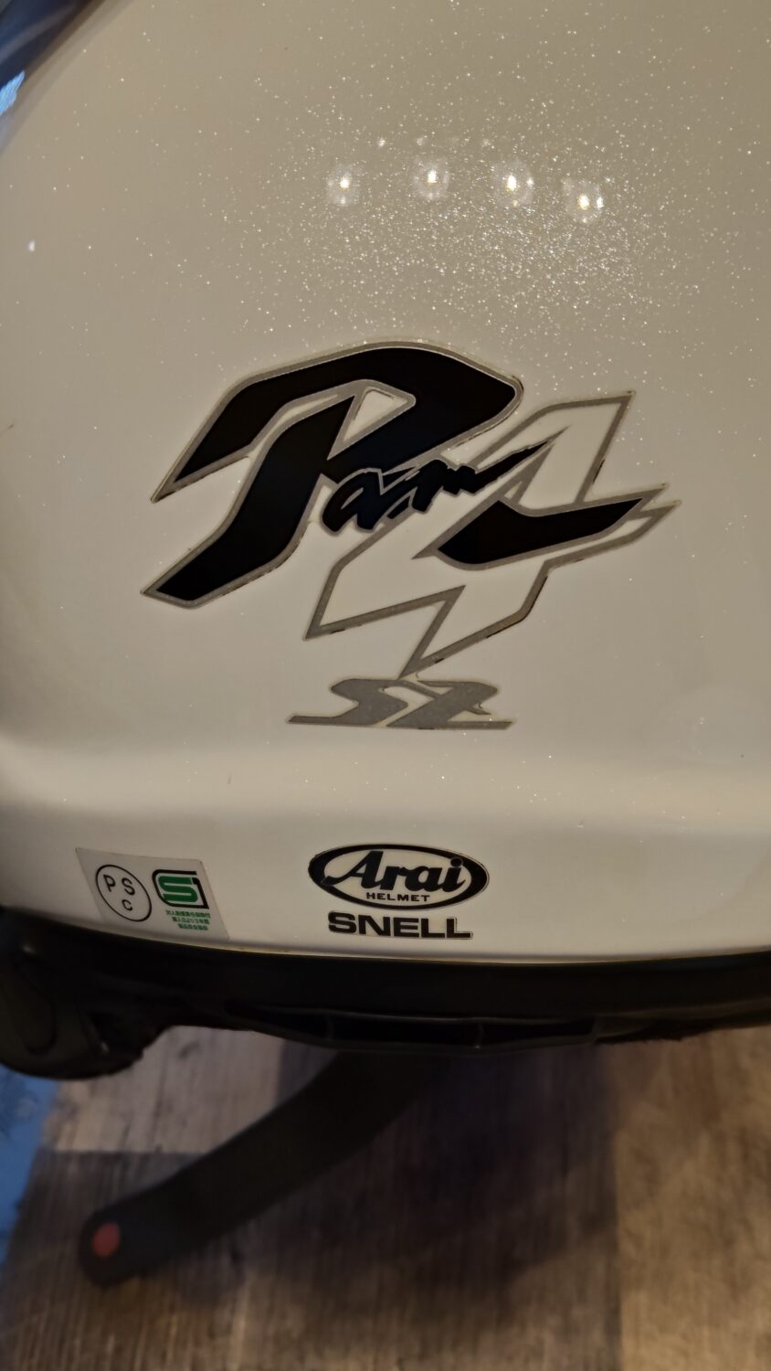 Arai RAM4のロゴとSNELL規格のステッカー