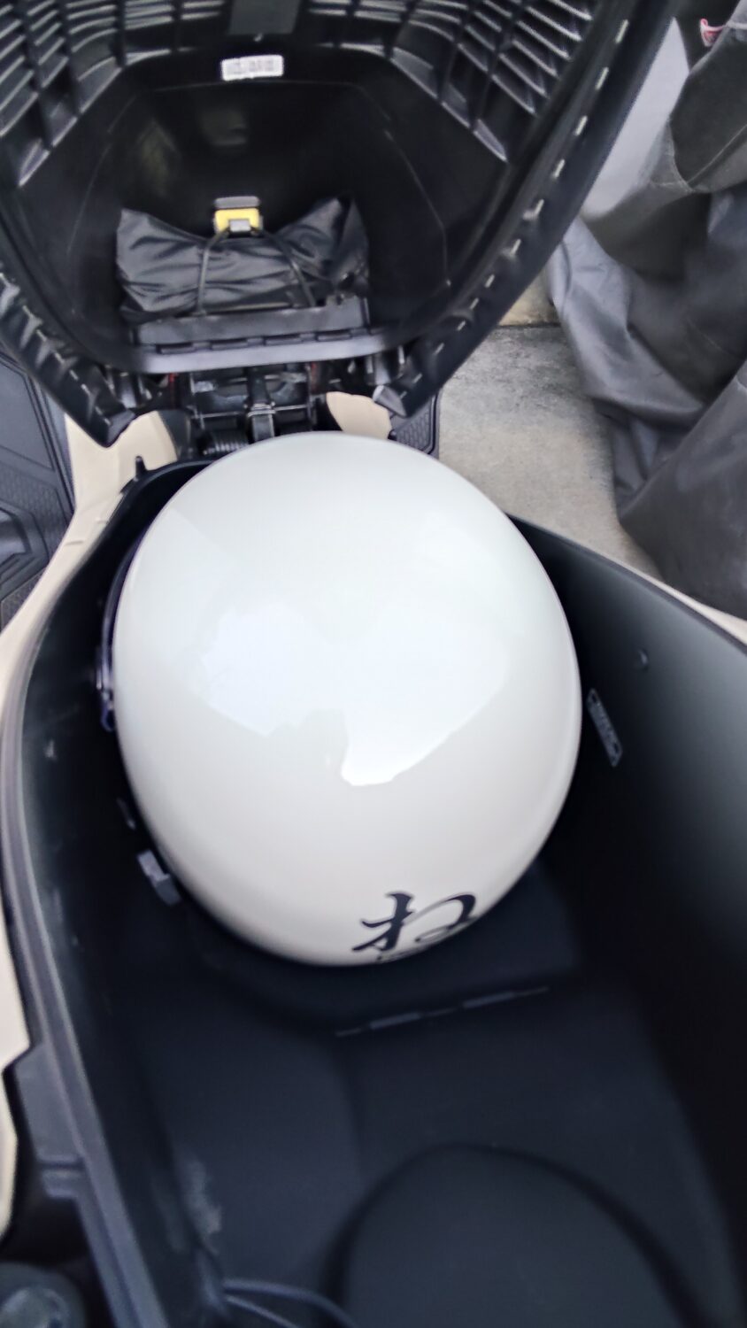 ADV160のメットインにTT&CO STARがすっぽり入ったところ