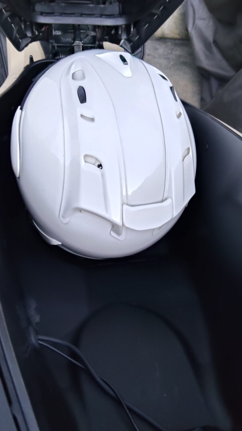 ADV160のメットインにArai SZ-Ram4を入れたところ