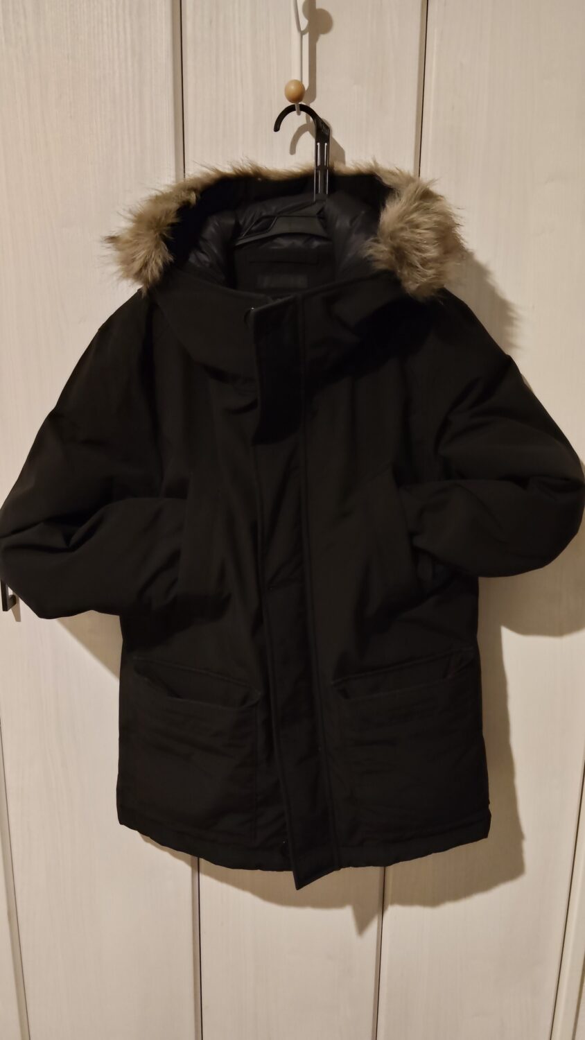 ユニクロのダウンの胸にある横から手を入れられるポケット