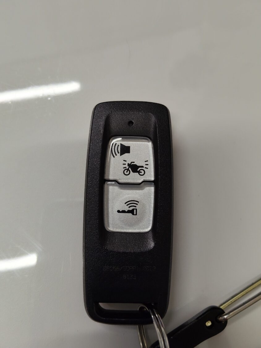 ADV160インドネシア仕様のHonda SMART Key（上：アンサーバック／アラームボタン、下：ON/OFFボタン）
