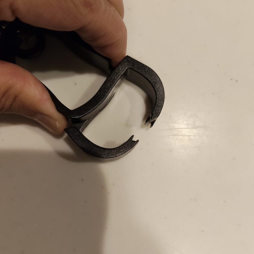 グローブクリップを指で開いたところ（開きがせまい）