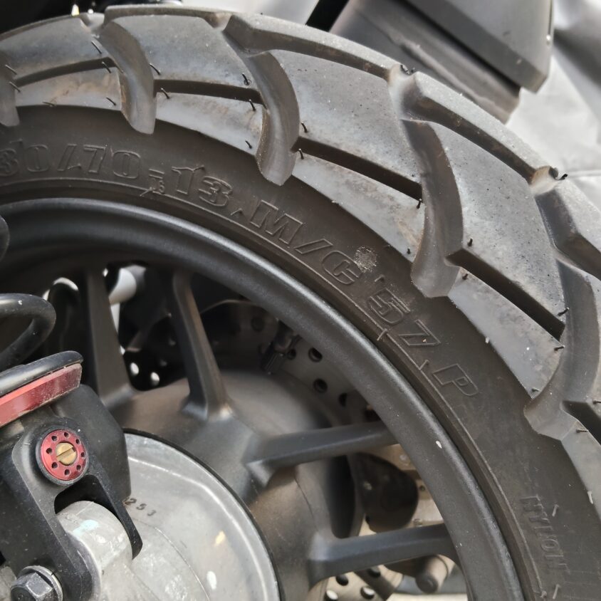 ADV160の後輪タイヤ側面のサイズ表記 130/70-13 M/C 57P