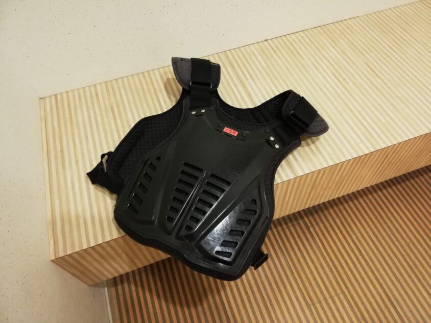バイク教習所で着けた胸部プロテクター