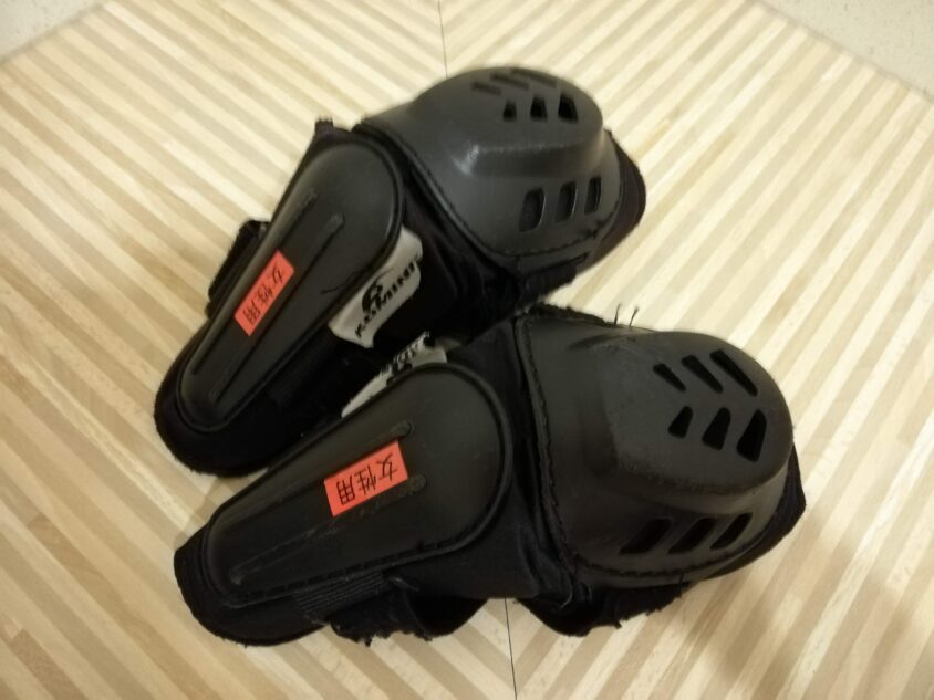 バイク教習所の肘当てプロテクター