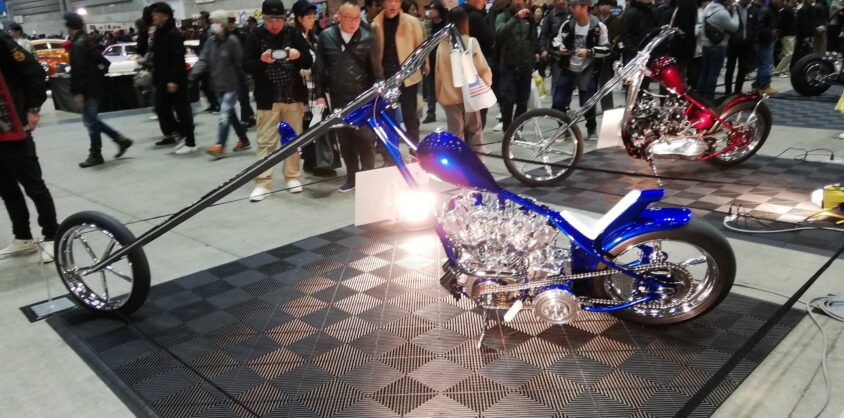 横浜ホットロッドカスタムショー2019の会場に展示された青いカスタムチョッパー
