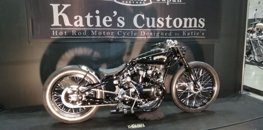 横浜ホットロッドカスタムショーのKatie's Customsのブースと黒いカスタムバイク
