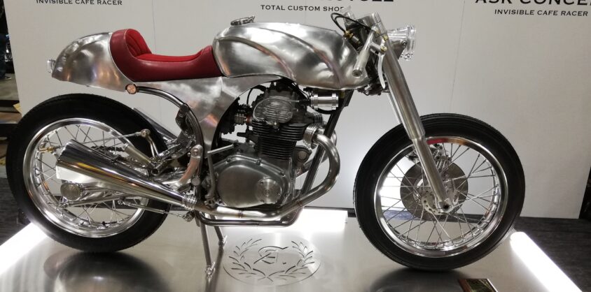 横浜ホットロッドカスタムショーで展示されたアルミボディのカフェレーサー