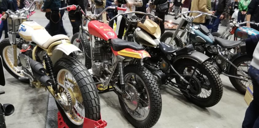 横浜ホットロッドカスタムショーにずらりと並んだカスタムバイク