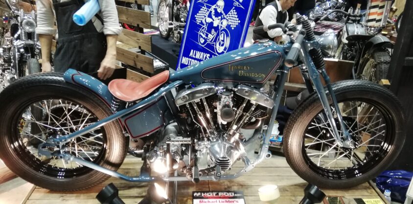 横浜ホットロッドカスタムショーで展示された水色のカスタムバイク