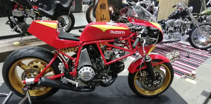 横浜ホットロッドカスタムショーで展示された赤と金のペイントのドゥカティ