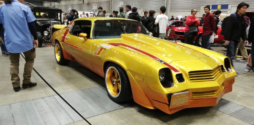 横浜ホットロッドカスタムショーで展示された黄色いカスタムカー