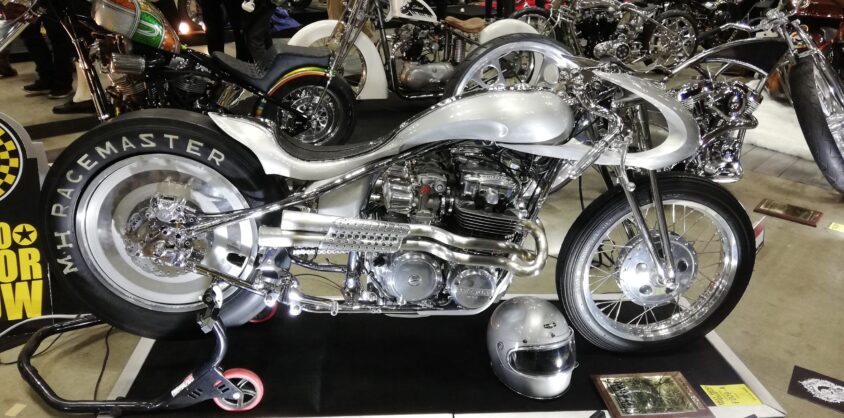 横浜ホットロッドカスタムショーで展示されたシルバーのカスタムバイク
