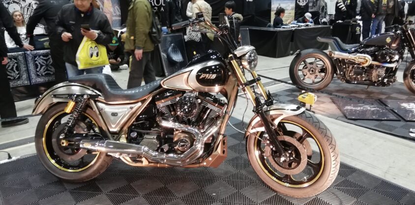 横浜ホットロッドカスタムショーで展示されたゴールドペイントのハーレー