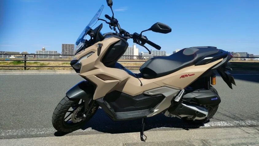フェンダーレス化する前のADV160（純正の長いリアフェンダー付き）を横から見たところ