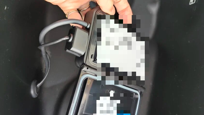 ADV160のETC車載器にETCカードを差し込んだところ（個人情報はモザイク処理）