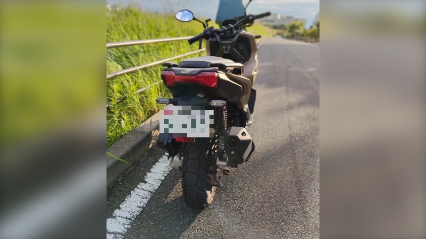 ADV160を後ろから見たところ（ナンバーは加工済み）