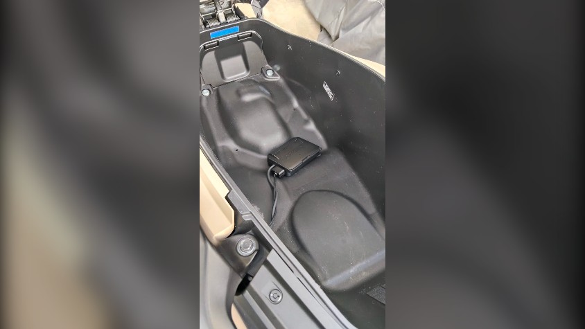 ADV160のシート下でETC車載器本体が剥がれて落ちている様子