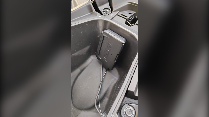 ADV160のシート下ボックスの後ろ側に取り付けたETC車載器本体
