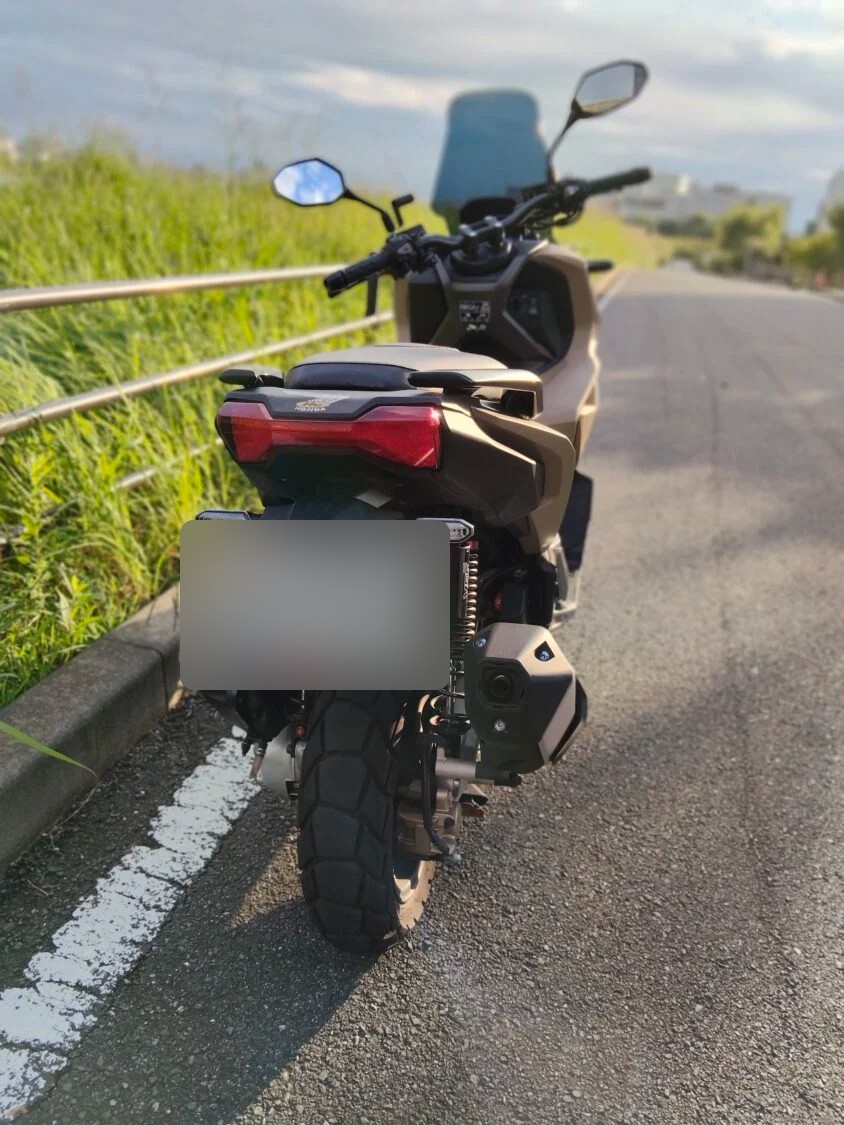 フェンダーレス化したADV160の後ろ姿（ナンバーはぼかし）
