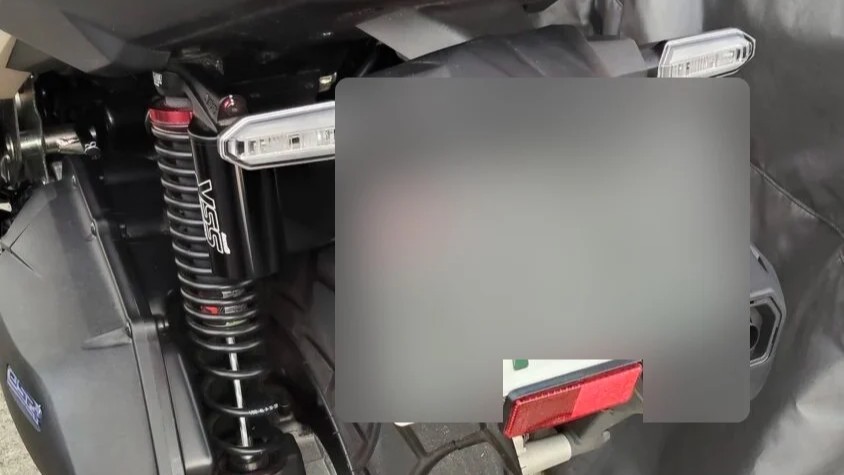 フェンダーレス化したADV160のナンバー下に付けた赤い反射板（ナンバーはぼかし）