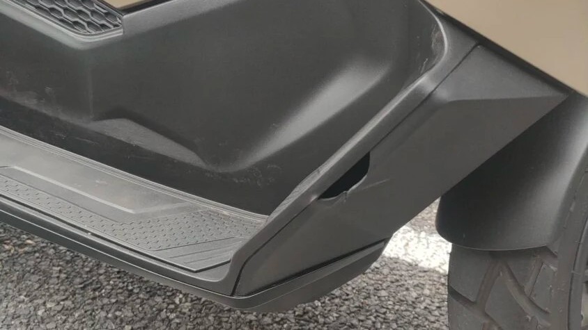 ADV160の右側フロアステップの下にあるフロントロワーカバーの位置