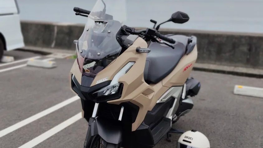 ADV160の前輪と純正タイヤ（正面から）