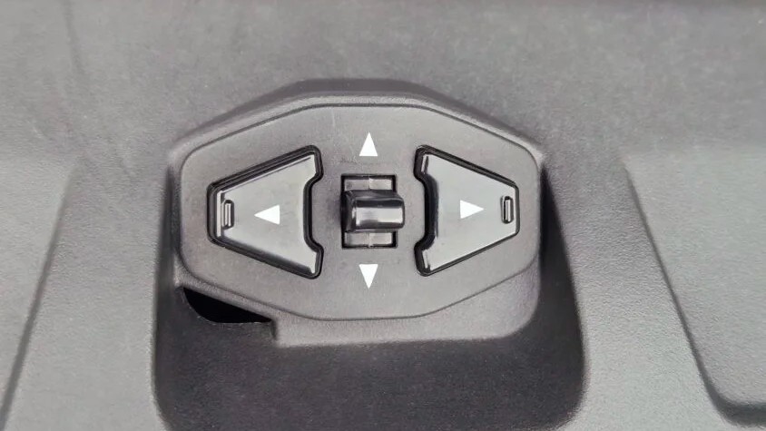 ADV160のメーター下にある左右のボタン