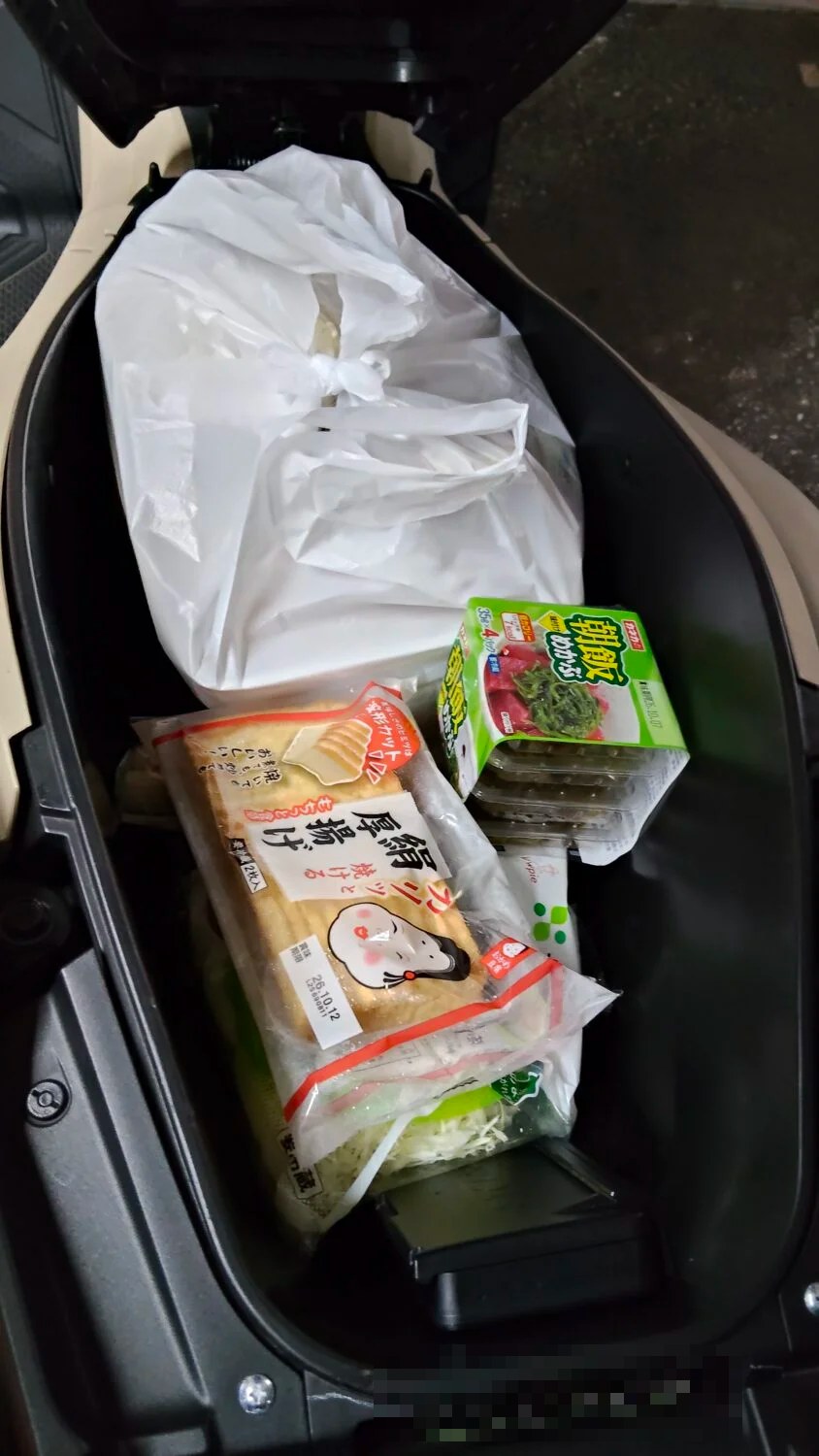 ADV160のメットインにスーパーのL袋と食料を入れたところ