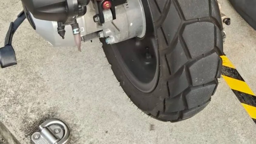 ADV160インドネシア仕様の純正リアタイヤのブロックパターン