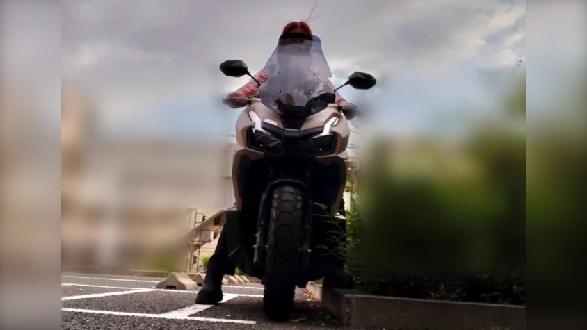 ADV160にまたがって両足のつま先をついているところ(身長163cm)
