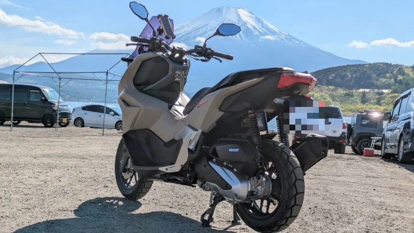 YSSのリアサスペンションを付けたADV160と富士山