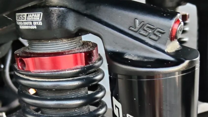 ADV160に付けたYSSリアサスペンションのラベルと赤いプリロードナット