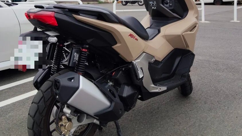 YSSのリアサスペンションに交換したADV160を左後ろから見たところ